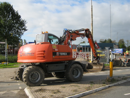 Wegrandwerkzaamheden, ik noemde ze al. De grijper moest af en toe op de rijbaan staan, geen ontkomen aan... De attente kraanbestuurder had trouwens oog voor zijn omgeving, hulde!