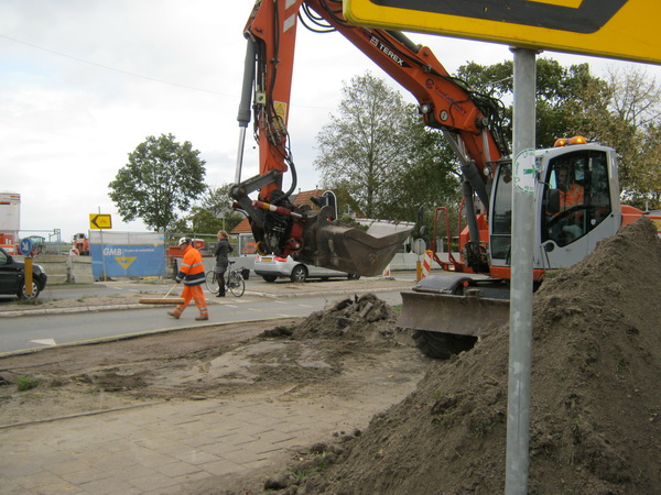 Het werk van de verkeersregelaar is zeker niet overbodig. Soms even 'verlichting' van de taak, als de brug over het Van Starkenborghkanaal omhoog is...