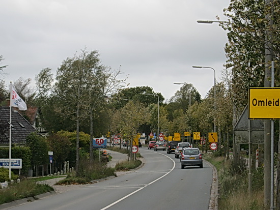 Als je dicht bij de brug bent en dan naar Noordhorn kijkt... Wat een indrukwekkende bordenparade!