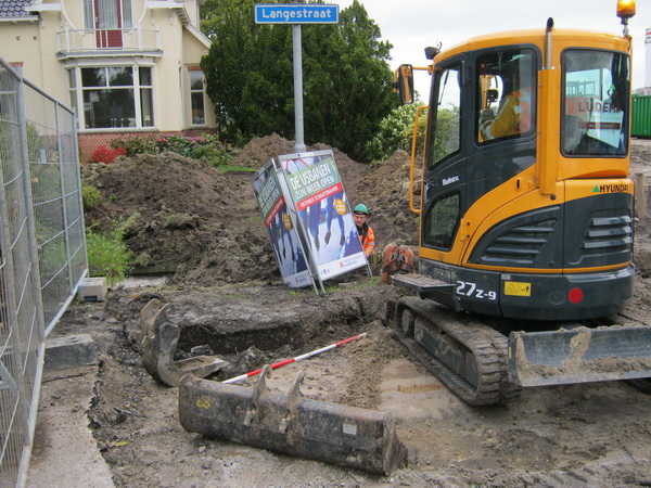 Aan de oostkant schrik ik van de activiteiten die worden ontplooid bij en in de tuin van de Kruisinga's. Wat een ravage! Leidingen omleggen/ Verwijderen? Naar goud zoeken? (Maar de ijsbaan op Kardinge is open!)