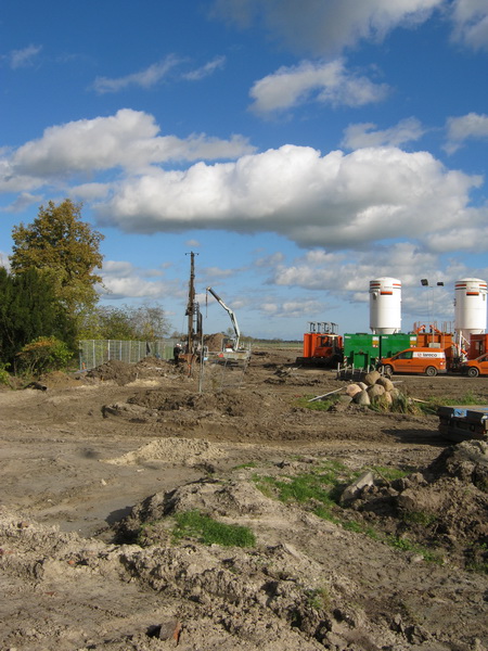 Nee, dit is geen foto uit de folder van een reisbureau... Het is ook niet bijgekleurd! Het tunnelterrein Oost, met rechts de Lareco-zuilen en links achter  het apparaat van Wiertsema en Partners. Wacht, even vergroten....