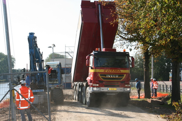 Op hetzelfde moment lost een vrachtauto van Zwama-Grijpskerk zijn lading zand aan het noordeinde van de sleuf. Daar waar de gasbuis wordt aangesloten op de hoger gelegen landleiding. 