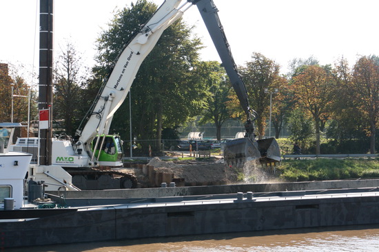 Aan de zuidzijde van het kanaal wordt nog steeds hapsgewijs het ruim gevuld van de "Con Zelo" met een waterige massa. Zouden daarin nog wel eens waardevolle spullen worden aangetroffen?