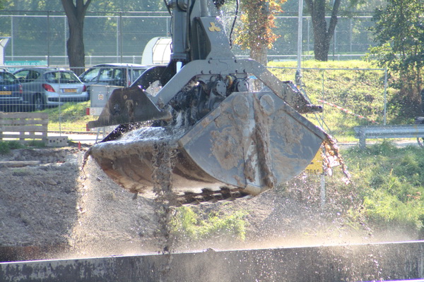 Zoiets kun je maar beter van grote afstand fotograferen, het spat en spettert alle kanten op...