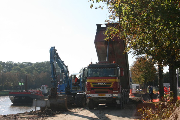 En warempel, de volgende Zwama-kieper lost zijn lading aan de noordkant... Hoog tempo! Zo is het voorlopig genoeg, de grijper gaat de boel fatsoeneren.