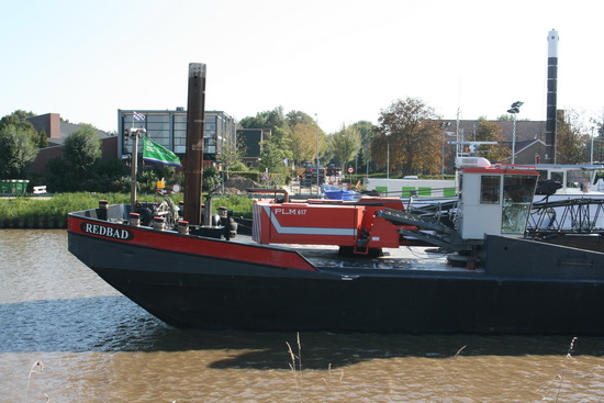 Op het kanaal vaart een bijzondere boot voorbij, de "Redbad".  Even opzoeken...