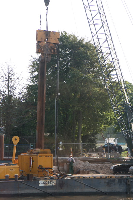 Ik ga toch nog even weer kijken aan de oostkant, het is verslavend.... Een Gasunie-ingewijde praat me bij. Er is tegenslag geweest, er moest opnieuw worden geheid en eigenlijk is dit een ouderwetse methode. Maar ja, er is weinig ruimte, er kan niet worden geboord zoals dat tegenwoordig normaal gesproken gebeurt...