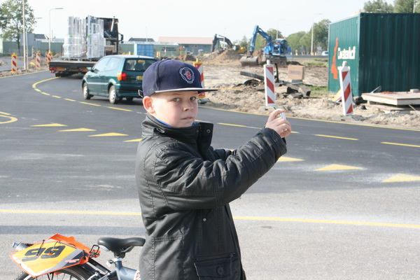 Raymond kan duidelijk wel twee dingen tegelijk doen: En filmen, en naar mij kijken, bloedserieus!