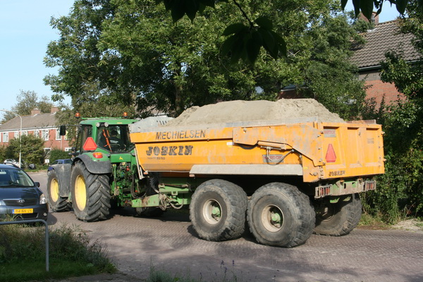 Ook vlakbij mijn huis aan de Verlengde Oosterweg moet ik op mijn qui vive zijn. Mechielsen met tractor en aanhanger ten dienste van de rioolvernieuwing!