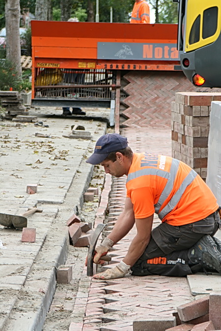 Kijk, kantwerk. Vraagt fysiek behoorlijk wat! Gelukkig (nog?) goed weer!