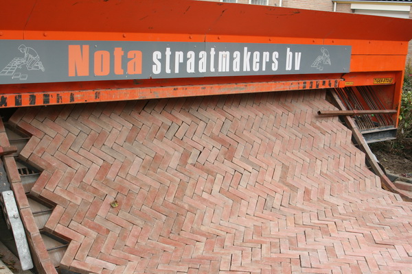 En zo worden de straatstenen in een patroon op de Norritsstraat neergelegd. Net een breiwerkje....