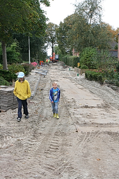 De zandwoestijn in de rest van de Norritsstraat, waar de stenen nog moeten worden neergevlijd. 