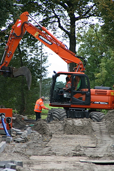 De rioleringswerkzaamheden op de hoek van de Norritsstraat en de Noorderweg. Nog even doorzetten...