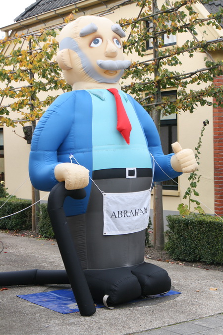 Daar sta je dan wel even te kijken.... Een forse Abraham bij Jaap Schutter aan de Noorderweg. Maar Jaap is al een paar jaar ouder dan 50... O, hij is natuurlijk voor buurman Dik van der Heide! Gelukgewenst!