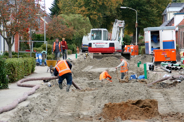 Zo'n overhoop gehaalde straat lijkt op het eerste gezicht een grote zandbak voor jong en oud... Nader beschouwd gebeurt er toch wel iets zinnigs....
