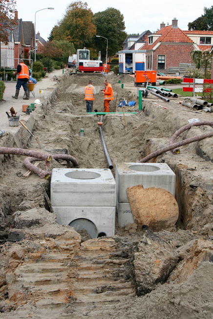 Links is het trottoir begaanbaar, zodat de groenteboer kan worden bereikt. Maar hoe kom je bij de aanwonenden aan de rechterkant? En hoe komen zij bij hun huis vandaan?
