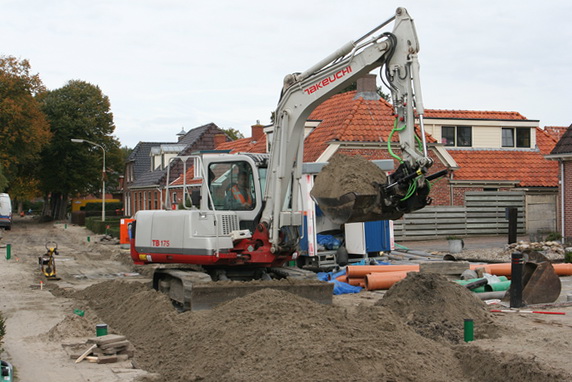 Ook hier een dragline die heel wat zand/grond/aarde verplaatst. Geen heen en weer gerace van grote tractoren met karren. Dat komt ongetwijfeld na voltooiing van de nieuwe riolering....