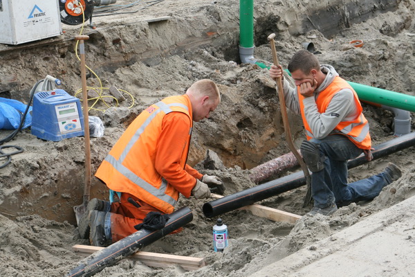 Praktijkonderwijs! De deskundige legt de lerende de gang van zaken uit. Daar kan geen school tegenop!