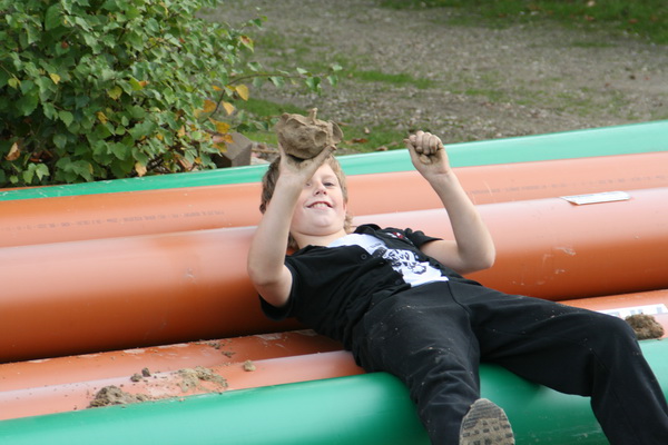 Arjan is creatief bezig geweest met kleiachtig zand, of zanderige klei.... Een gezicht? Een dier? Er schuilt een kunstenaar in die jongen!