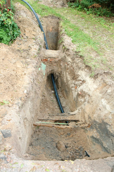 Een flinke sleuf, met respect voor de oude kabels. (Dat die nog functioneren, niet van roest ontbloot...)