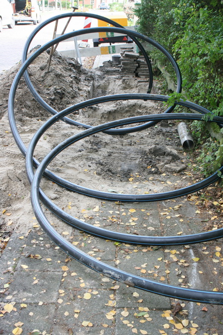 Nieuwe kabel aan de overkant van de weg. Ziet er betrouwbaarder uit, maar ja, ook op dit terrein ben ik een leek....