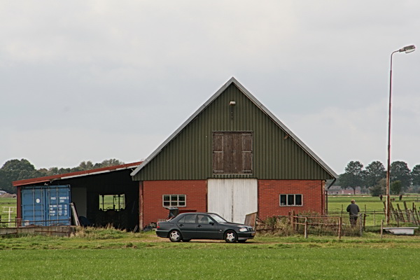 Op weg naar het tunnelterrein bij de Langestraat Zuid en de Industrieweg krijg ik Jan Tempel Kzn in het vizier. Bij zijn schuur met paarden. En schapen?