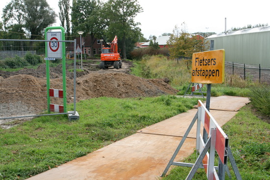 Als je het fietspad naast de N355 van noord naar zuid afloopt, kom je bij dit punt. De doortocht naar de brug was al gestremd. Hier ligt de Mokkenburgweg er ook uit en kun je gelukkig nog via rijplaten naar het Tuincentrum. (Voor fietsers en voetgangers belangrijk!)