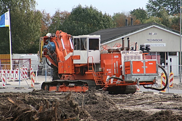 Weer zo'n bijzondere machine, waarvan ik de betekenis niet doorgrond. Wat doet ie? Diepe sleuven maken? Voor leidingen? Of voor tunnelwanden?