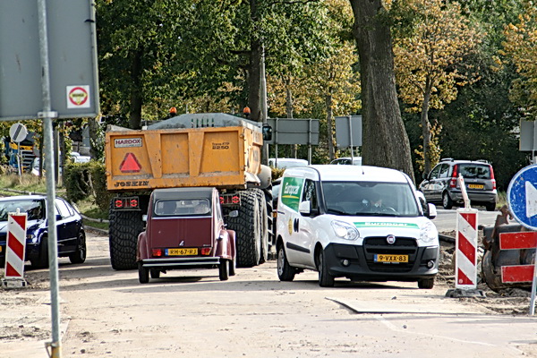 Af en toe chaotische toestanden bij de doorgang via de parallelweg. Hier staat buurvrouw Sigrid met de Eend in de knel....