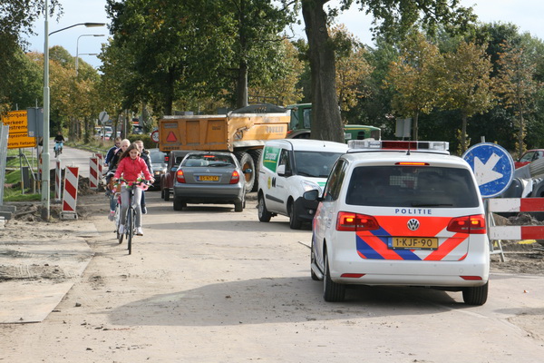 De verkeersafwikkeling via de parallelweg en de tijdelijke op/afrit is een hachelijke zaak. Het loopt door het gebrek aan ruimte al gauw uit de hand. Hier overtuigt de politie zich zelf van deze verkeersknelling.