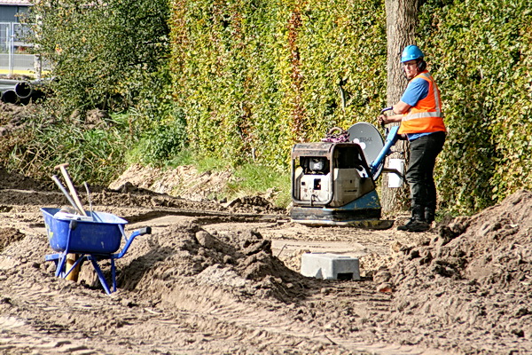 Hier aan de noordkant wordt nog geëgaliseerd en vlak gemaakt. Zal ook wel in verband met die nieuwe weg zijn..... Hoe ze dan verder gaan? Het laatste stukje Langestraat Zuid gaat eruit, evenals het eerste stukje van de parallelweg!