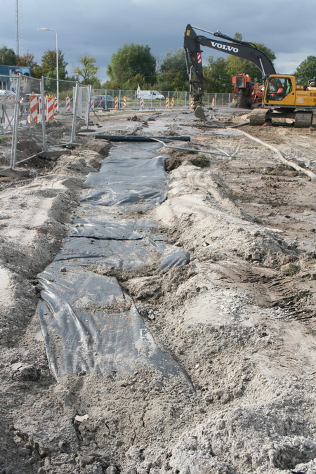 Nog zo'n raadselachtig beeld. Zit hier nou beton in de grond? Een wand? Met waterafstotend spul bewerkt?