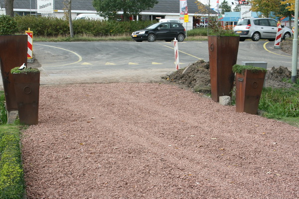 Ja, er is nieuw grind aangebracht op de oprit van Kok en De Haan. Die was danig "verinneweerd" door al het gegraaf. Maar vooraan ligt heel weinig, want daar ligt een strook van de gemeente en die moet zelf maar voor nieuw grind zorgen.... Vindt de GMB? Of de provincie?