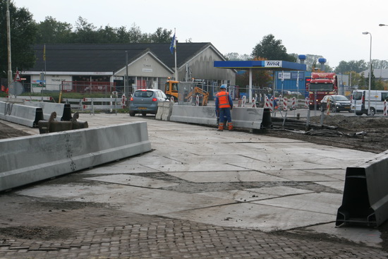 De bypass is aan de Langestraatkant niet afgesloten, want er moet een grijper steeds heen en weer. Prompt gaat er een auto gebruik van maken en staat vervolgens wel bij een hekwerk....