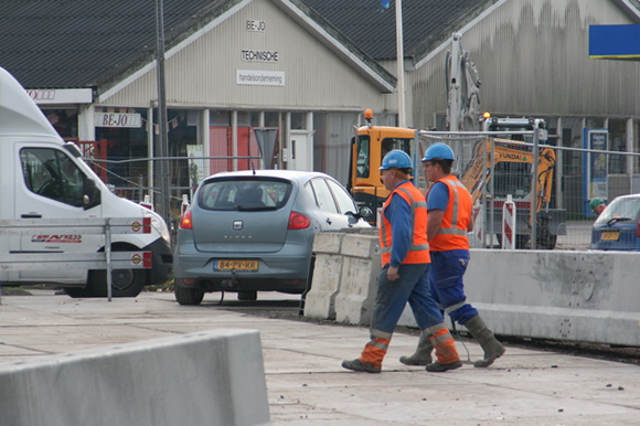 De hoofdschuddende blauwhelmen volgen hun eigen werkplan. Die automobilist bekijkt het dan ook maar....