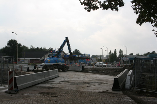 Zo wordt de bypass voor het snelverkeer, met ingang van morgen, woensdag 16 oktober. Als ik goed ben geïnformeerd. Dan is de dragline er weg, de boardings staan op hun plaats en de borden op de juiste plekken neergezet.....
