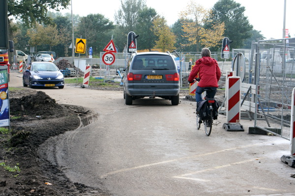 Hier zie je duidelijk de beperkte ruimte van de overgang van Langestraat naar parallelweg. Auto's kunnen er elkaar niet goed passeren, fietsers moeten dubbel op hun hoede zijn...