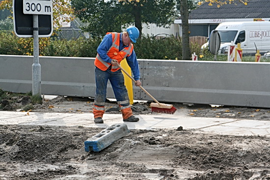 Hier wordt het nieuwe fietspad schoner geveegd.  Houdt in ieder geval het snelverkeer en langzame verkeer uit elkaar....