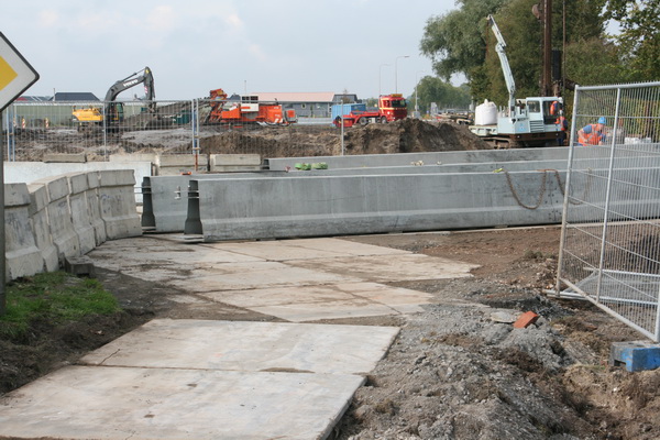 Ja, ik weet het, het blijft op zo'n foto chaotisch ogen. Komt dat er zoveel verschillende dingen aan het gebeuren zijn: Bodemonderzoek, nog weer; ophalen milieubakken, graaf- en opruimwerk.....