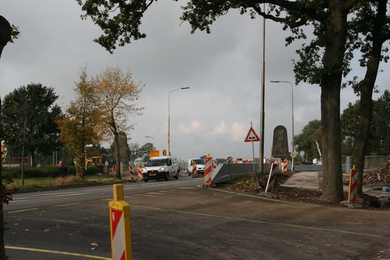 En hier de situatie bij de bypass tussen parallelweg en N355, voor het snelverkeer. Vanaf morgen alleen nog voor het werkverkeer en de aanwonenden tussen het tunnelterrein en het kanaal?