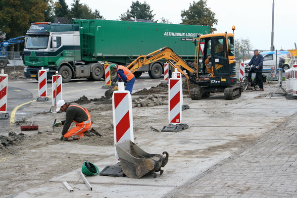 Vanaf het kanaal de Industrieweg volgend, kom je wederom uit bij de ingewikkelde kruising met de N355 en de Langestraat Zuid. Wegwerkzaamheden voor het pand van Bé-Jo, bij het Tinq-benzinestation. Intensief werk, maar het reguliere verkeer moet kunnen doorgaan, zonder al te veel problemen.... En oud-Noordhorner Ep Homan ziet dat het goed gaat...