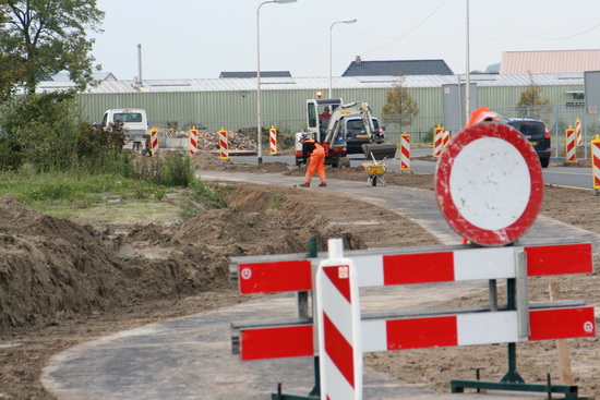 Naast de nieuwe omleidingsweg richting noord, verderop komt de rotonde, is een fietspad aangelegd dat nog niet wordt gebruikt. Vandaar het hek met bord. Niet overbodig....