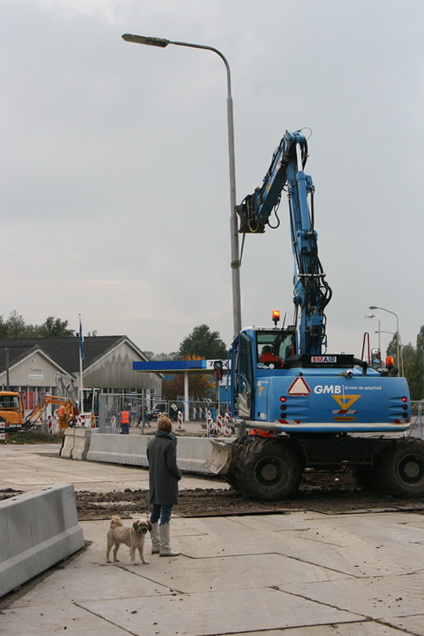 Altijd bekijks bij deze werkzaamheden, niet alleen inwoners, ook hun huisdieren. Alhoewel, dit heeft meer aandacht voor de kieker....
