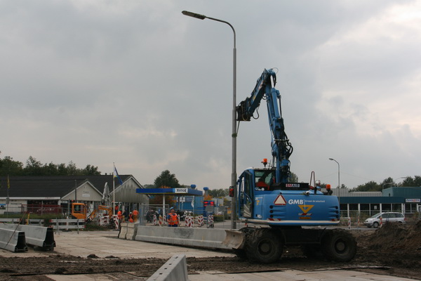 Zo staat ie recht, moet ie weer zijn verlichtingsfunctie kunnen uitoefenen, zo lang het duurt. Af en toe tast je in het duister, in deze 'area'...