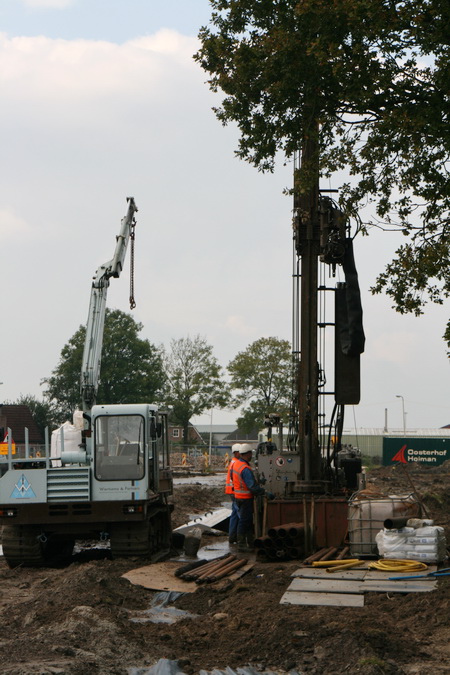 Aan de zijkant van het westelijk tunnelterrein, direct achter de Langestraathuizen, zijn enkele mensen van Wiersema bezig met een 'onduidelijke' machine. Bodemonderzoek? Nee, heel iets anders....