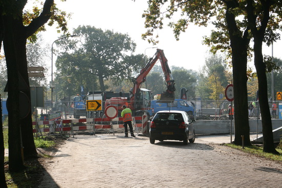 Hier is het opletten geblazen, of het nu herfst is of niet.... Gelukkig, er staat een verkeersregelaar! Die houdt het verkeer goed in de gaten en is met name voor fietsers die de goede route zoeken, een zegen!