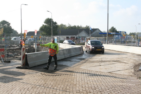 Rechts de brede baan voor het snelverkeer in twee richtingen, toch wel. Links de smalle baan voor fietsers en voetgangers. Denk eraan, de regelaar staat er twee dagen, niet langer!