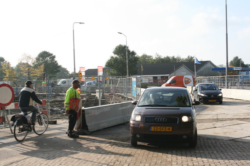 Dit is de bedoeling! De fietser is ongeschonden links op de smalle baan beland. De auto's uit de tegenovergestelde richting kunnen nu vrijuit doorrijden, Noordhorn in.