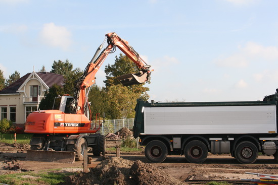 De hekken zijn inmiddels verder westwaarts verplaatst en meteen wordt het oude deel van de Langestraat Zuid, richting parallelweg, 'ontsteend'...De bestrating gaat op de vrachtwagen, wordt afgevoerd. Uiteindelijk moet in dit gedeelte en verder naar het oosten de bijzondere draineermachine nog zijn werk doen met het bentoniet.