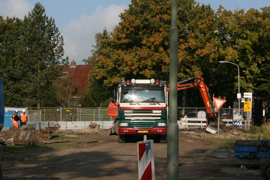 Zo snel kan de situatie veranderen! Dinsdags fiets je hier, 's woensdags kijk je buiten de hekken naar wat er binnen gebeurt....